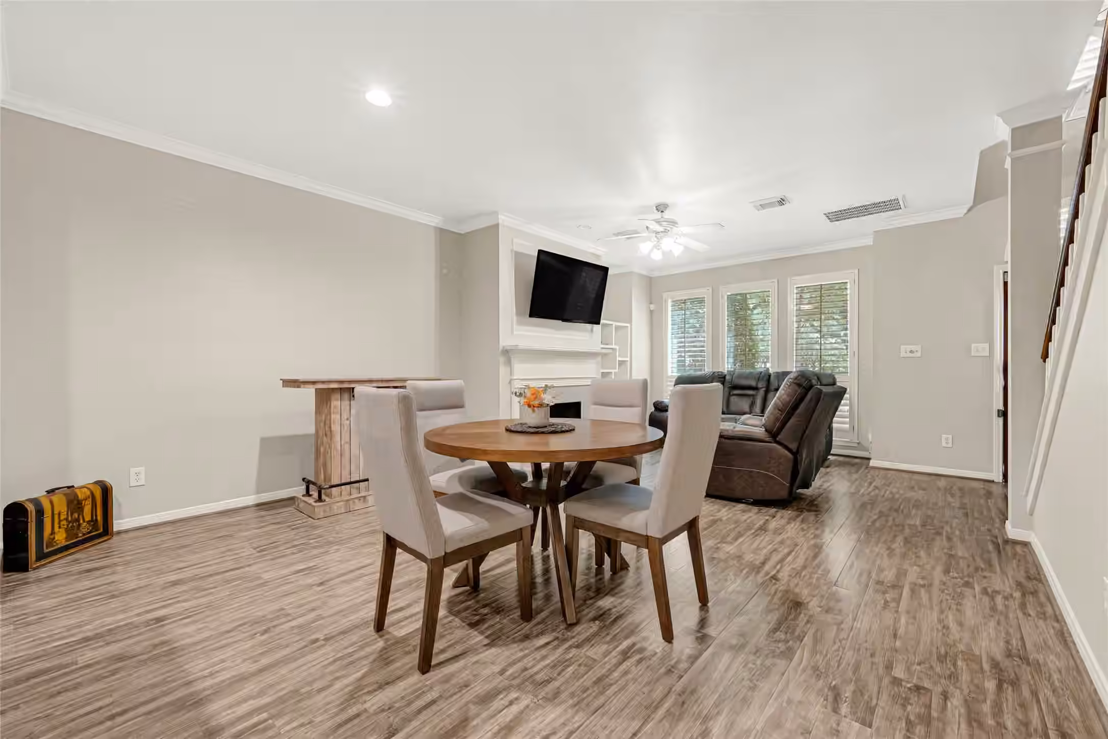 Photo 6 of 711 W Heights Hollow Lane, Houston, TX