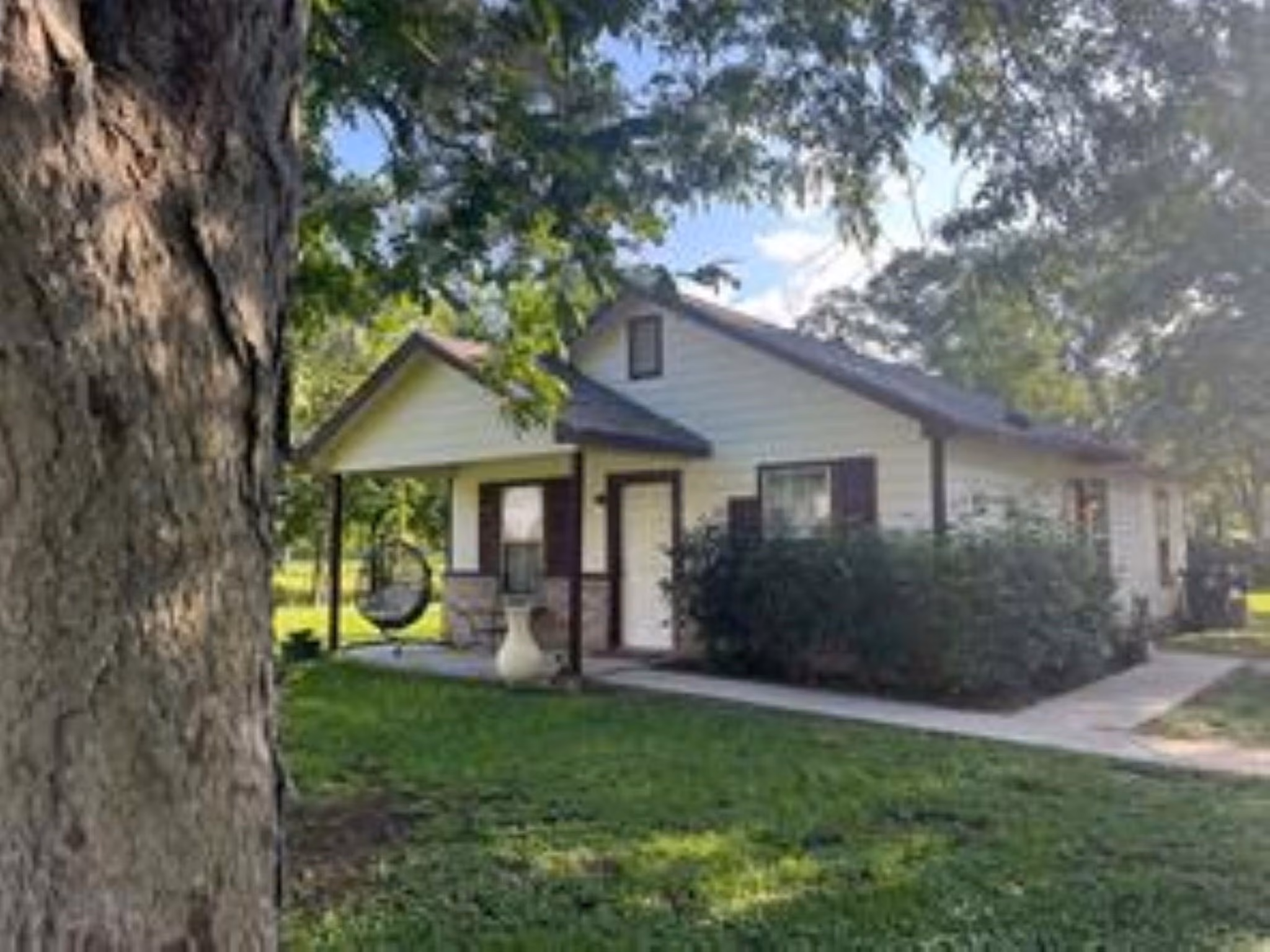 Photo 2 of 1131 W Front Street, Sealy, TX