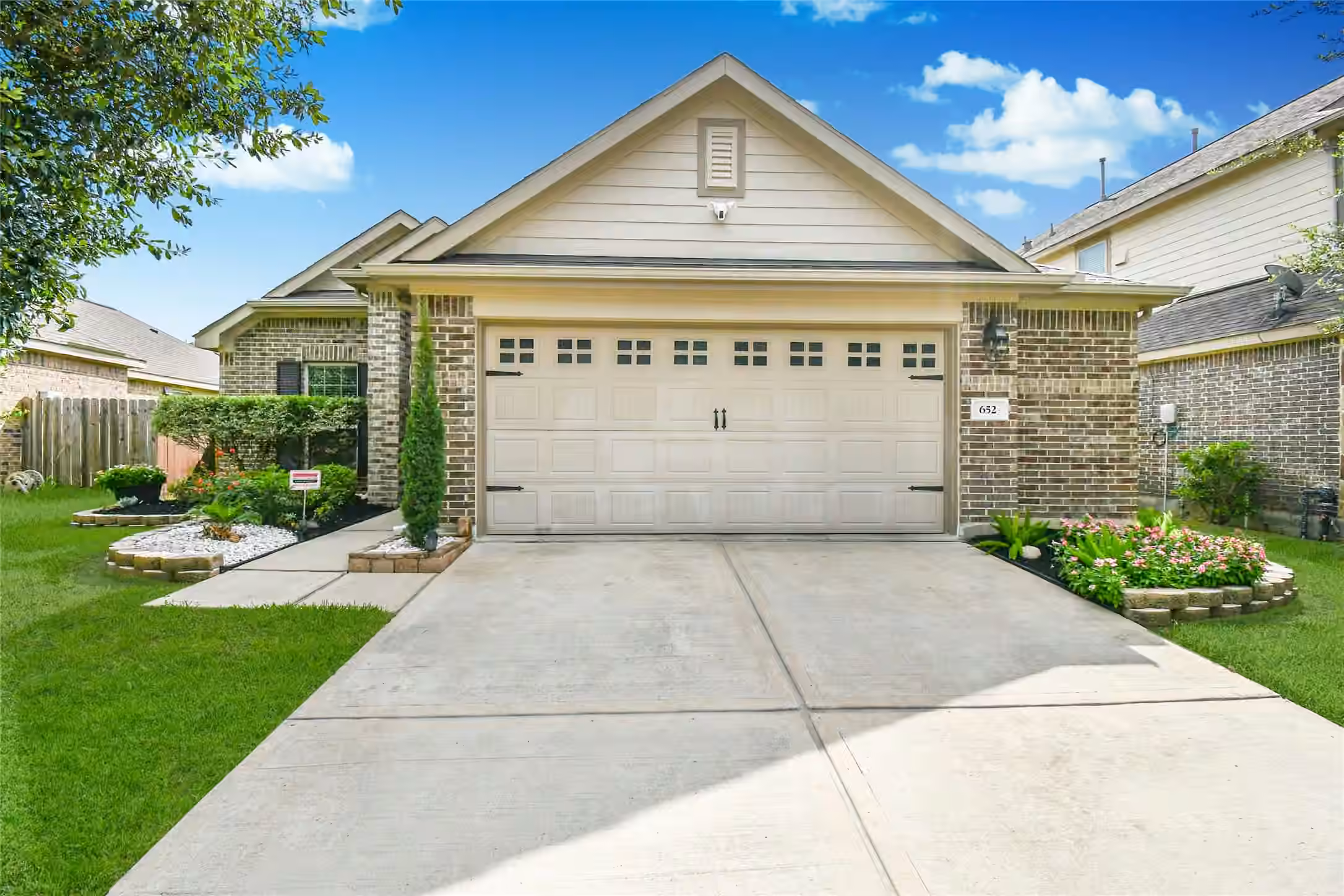Photo 2 of 652 Maple Point Drive E, Conroe, TX