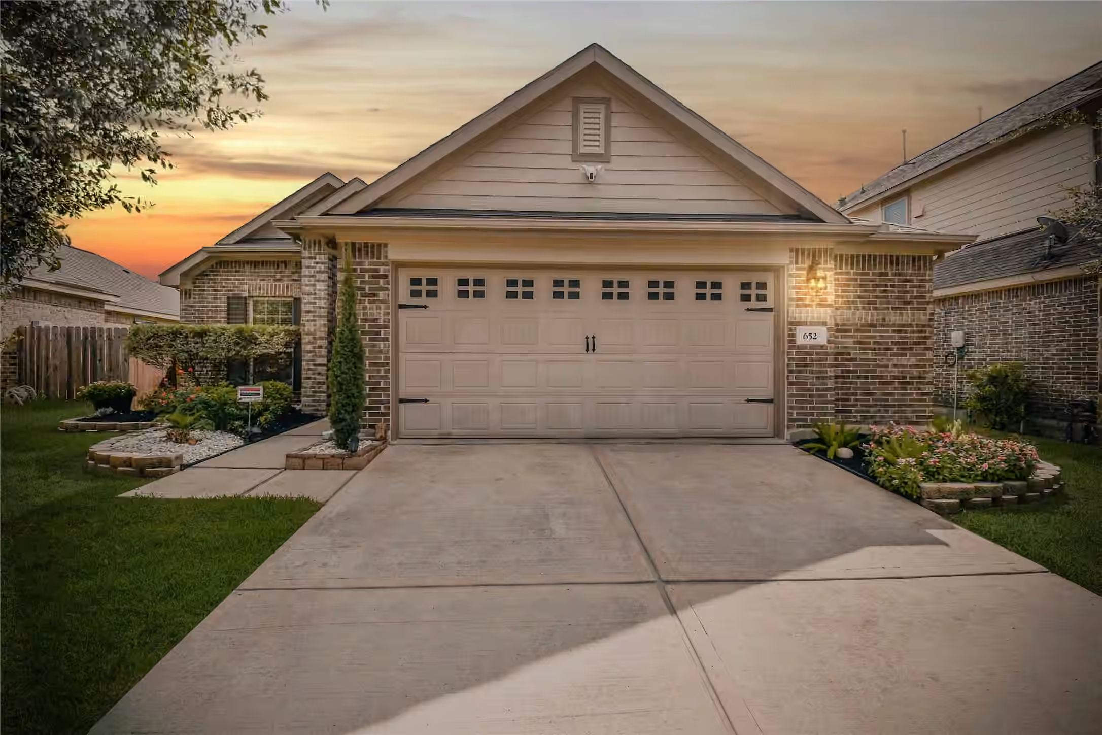 Photo 3 of 652 Maple Point Drive E, Conroe, TX