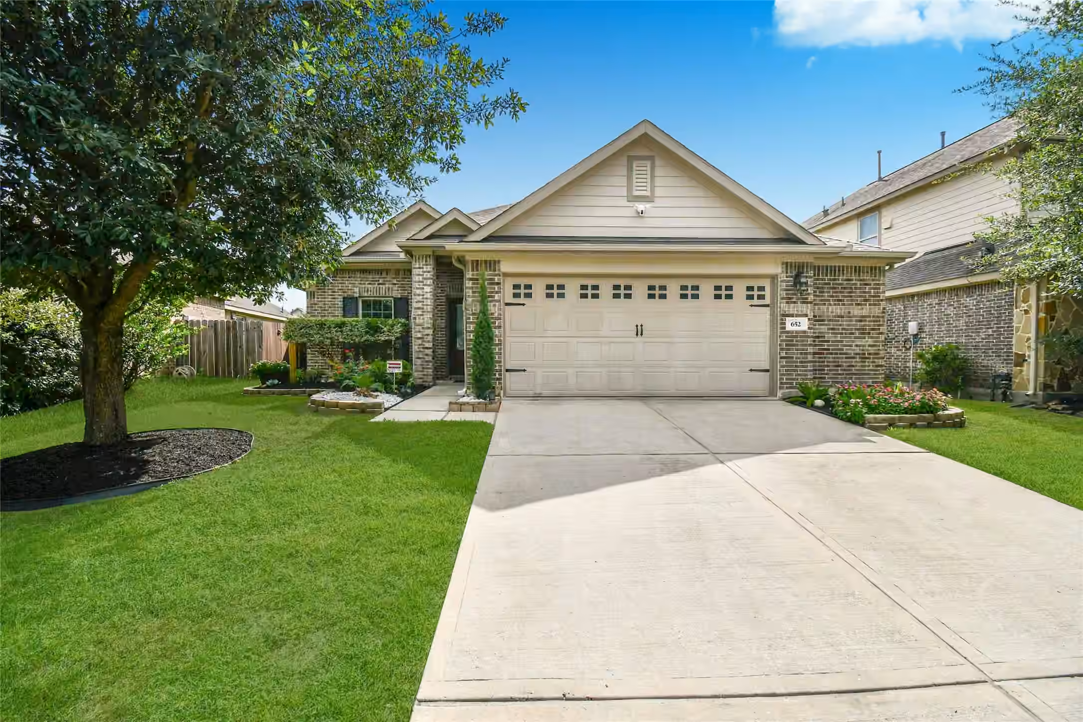 Photo 4 of 652 Maple Point Drive E, Conroe, TX
