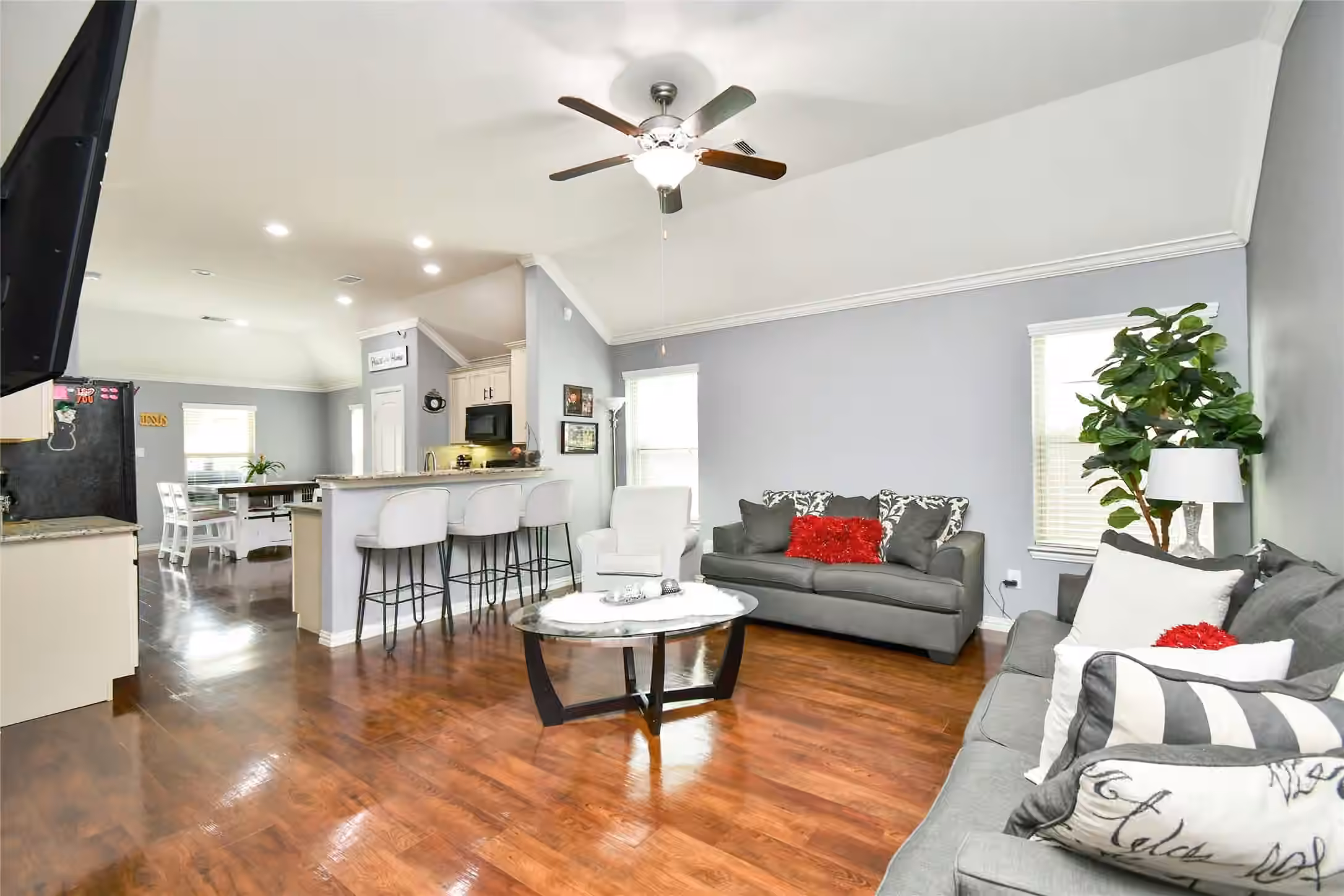 Photo 6 of 652 Maple Point Drive E, Conroe, TX