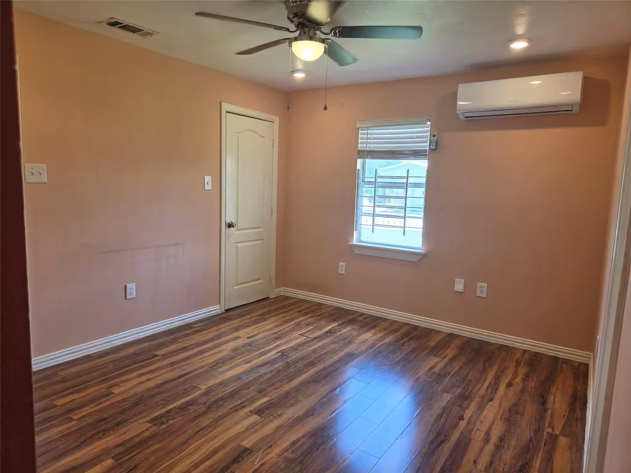 Photo 5 of 525 E 35th Street, Houston, TX