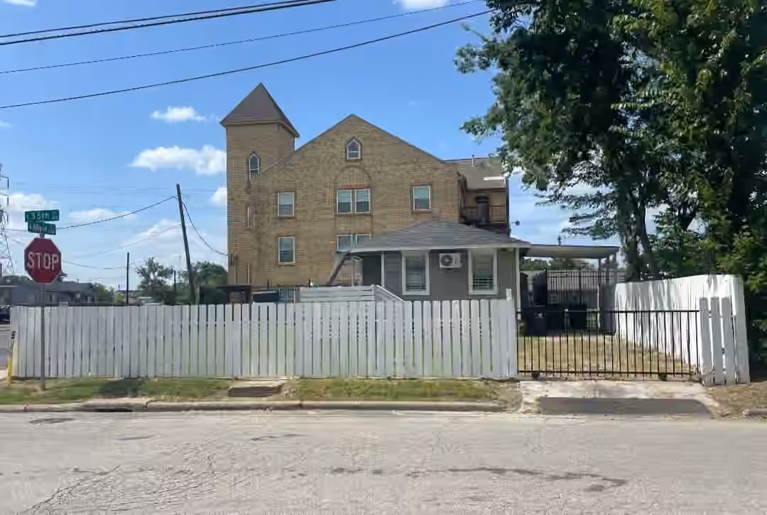 Photo 7 of 525 E 35th Street, Houston, TX