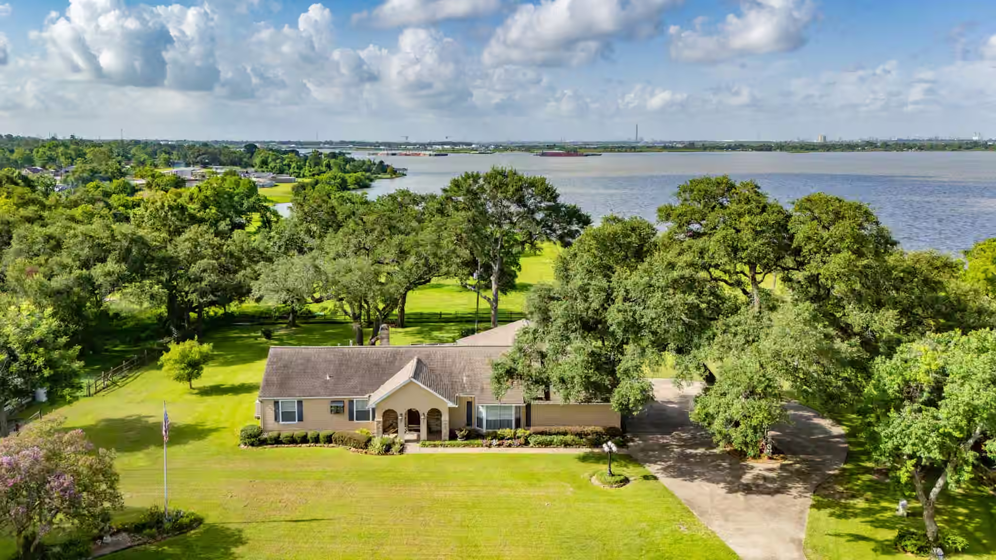 Photo of 111 S 8th Street, Highlands, TX