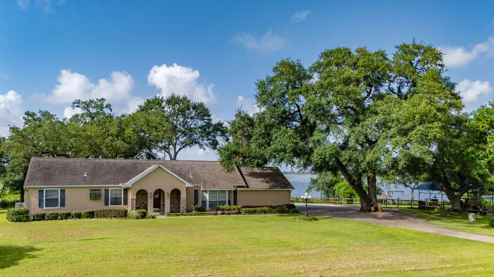 Photo 2 of 111 S 8th Street, Highlands, TX