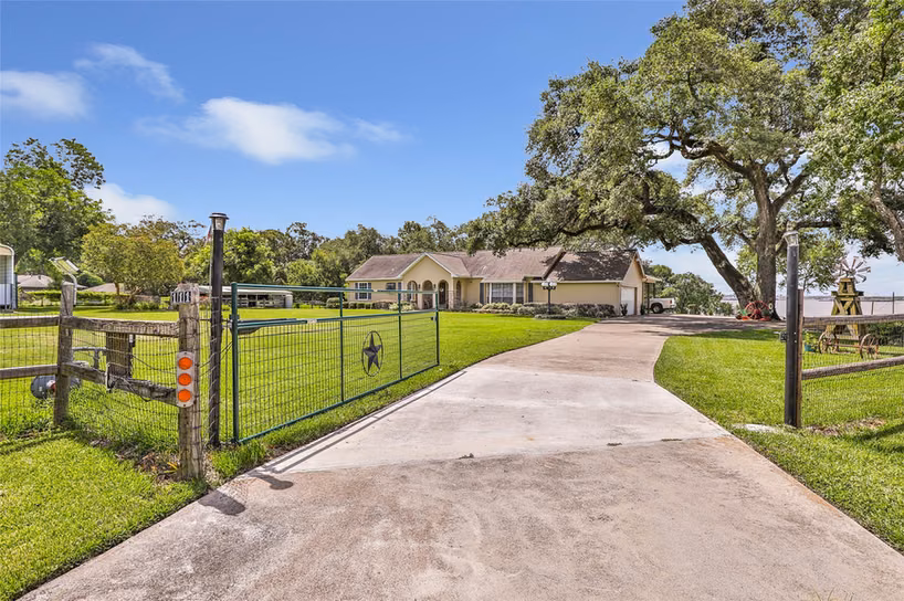 Photo 4 of 111 S 8th Street, Highlands, TX