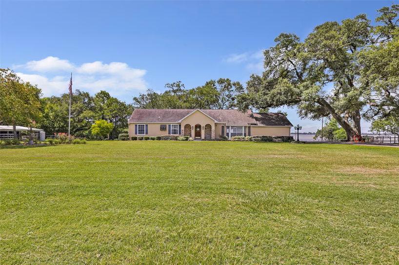 Photo 5 of 111 S 8th Street, Highlands, TX