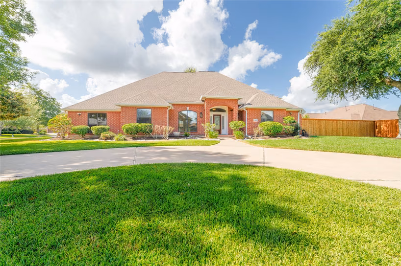 Photo 2 of 203 Canyon Oak Drive, Lake Jackson, TX