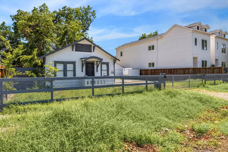 Photo 2 of 436 W 28th Street, Houston, TX