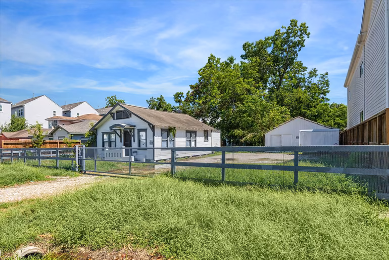 Photo 3 of 436 W 28th Street, Houston, TX