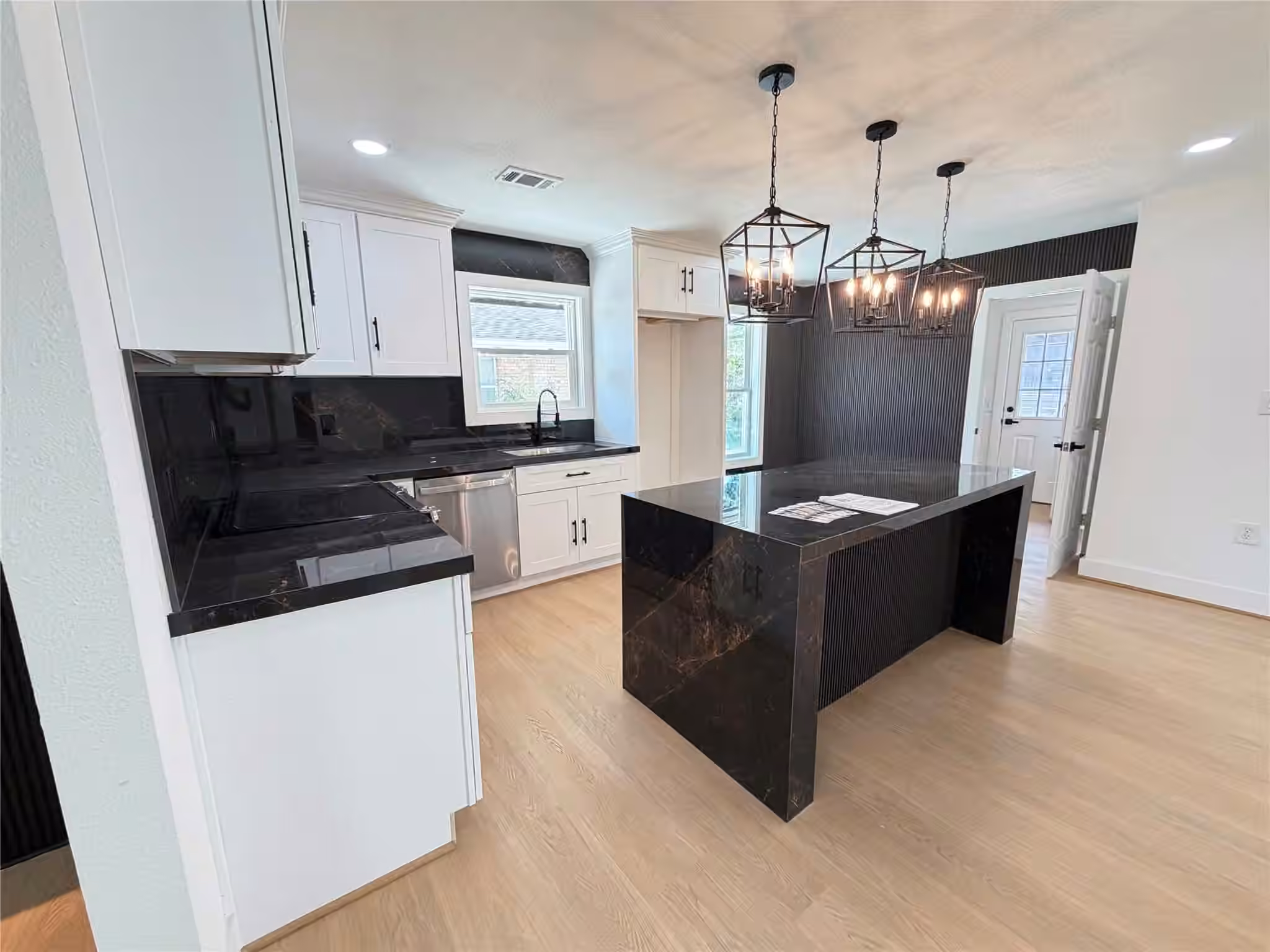 Photo 3 of 5642 Warm Springs Road, Houston, TX