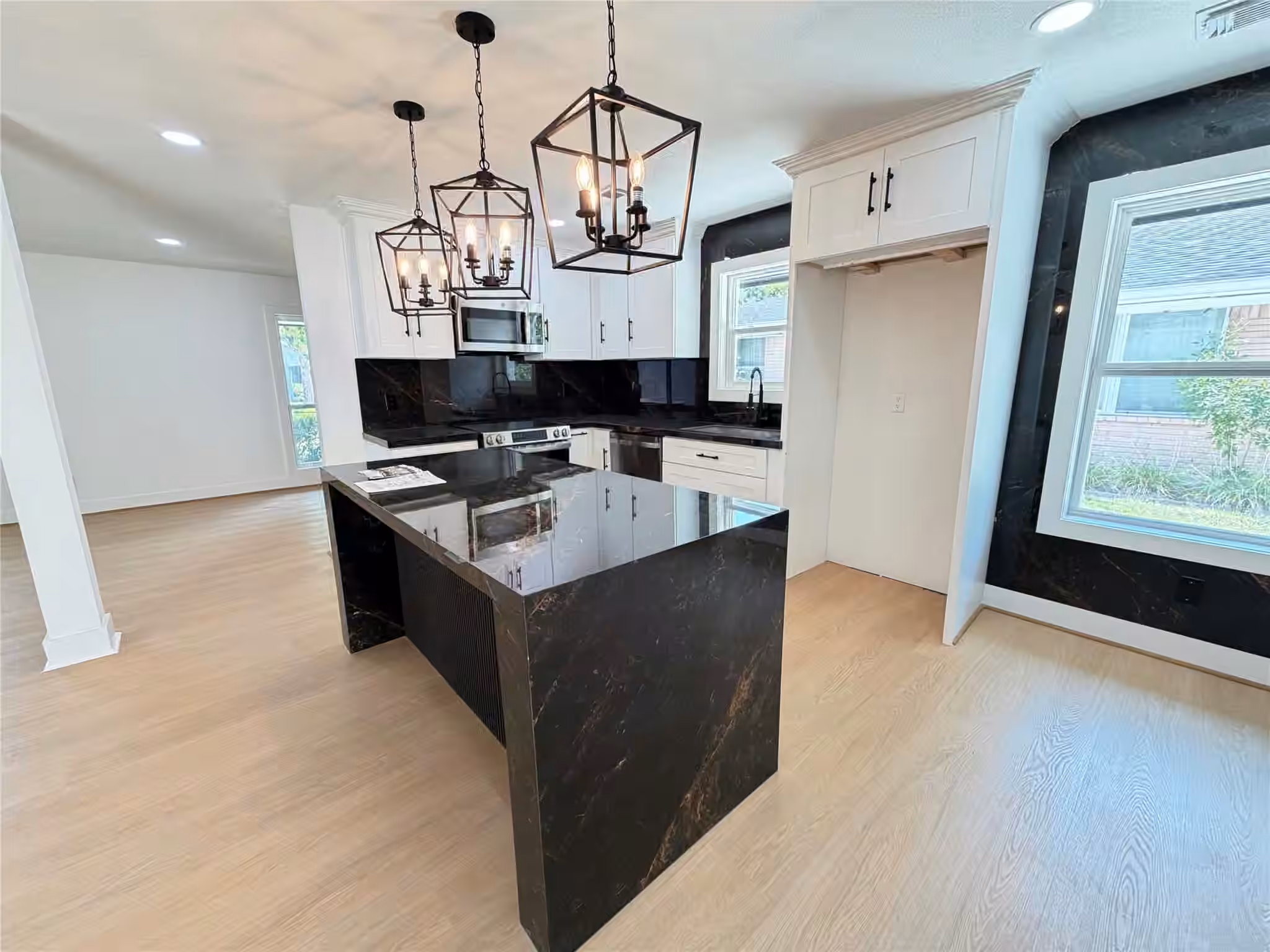 Photo 4 of 5642 Warm Springs Road, Houston, TX
