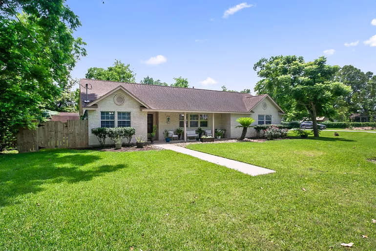 Photo 2 of 207 W Centre Street, Brazoria, TX