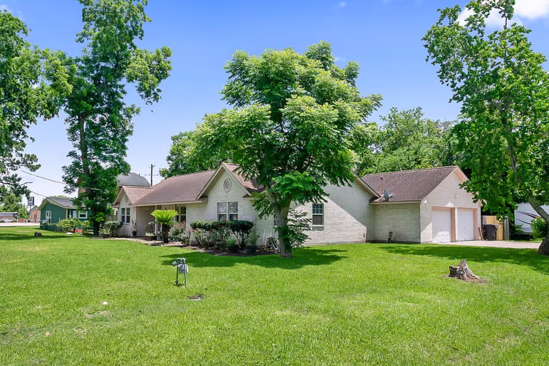 Photo 3 of 207 W Centre Street, Brazoria, TX