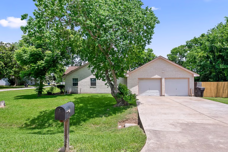 Photo 4 of 207 W Centre Street, Brazoria, TX