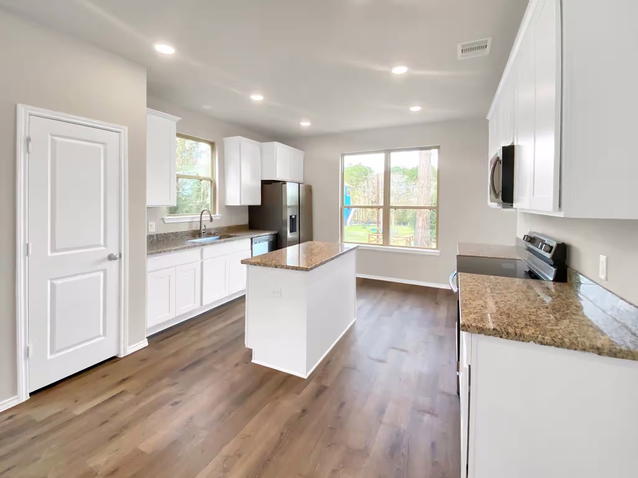 Photo 6 of 807 Comanche Road, Conroe, TX