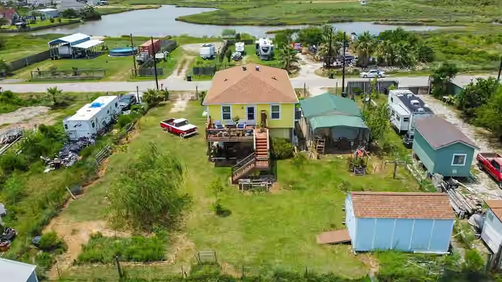 Photo 3 of 727 18th Street, Dickinson, TX