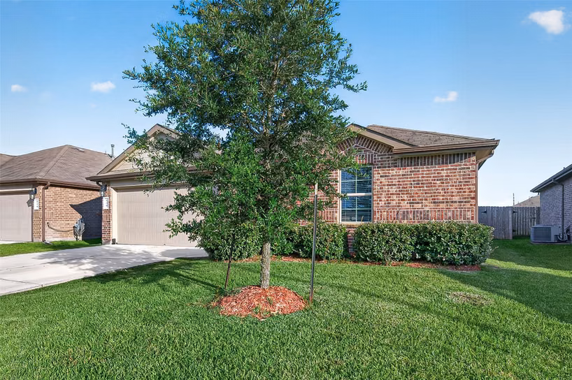 Photo 2 of 930 Bright Lotus Lane, Rosharon, TX