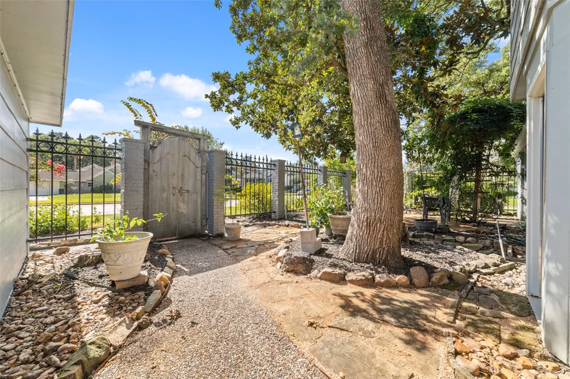 Photo 6 of 10823 Dunbrook Drive, Houston, TX