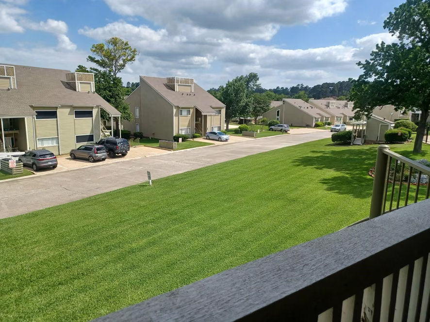 Photo 3 of 128 April Point Drive S, Conroe, TX