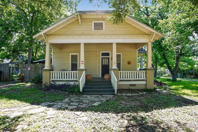 Photo of 106 E Valverde Street, Brenham, TX