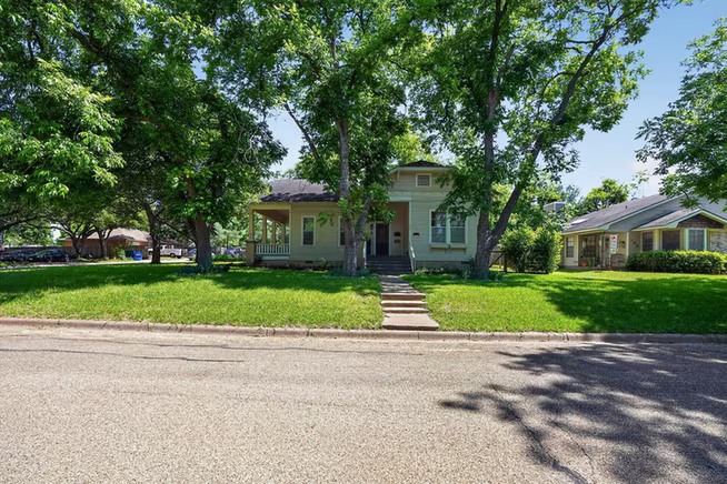 Photo 3 of 106 E Valverde Street, Brenham, TX