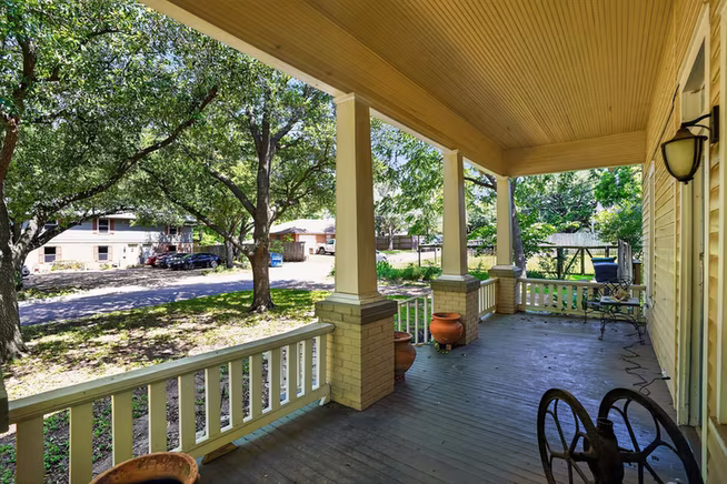Photo 4 of 106 E Valverde Street, Brenham, TX