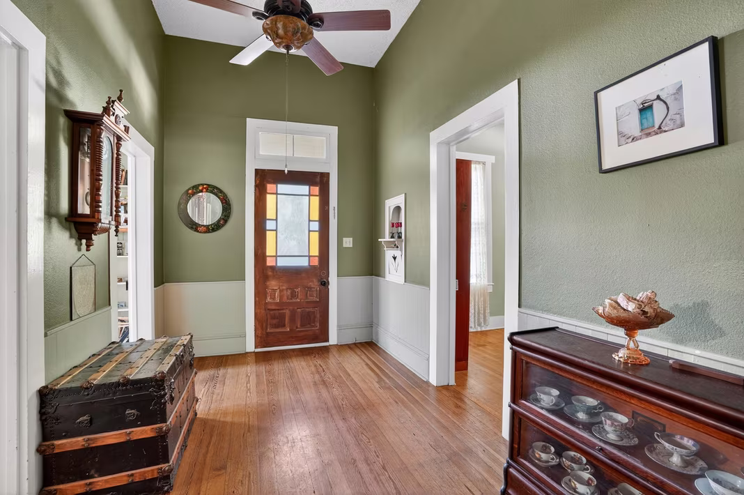 Photo 5 of 106 E Valverde Street, Brenham, TX