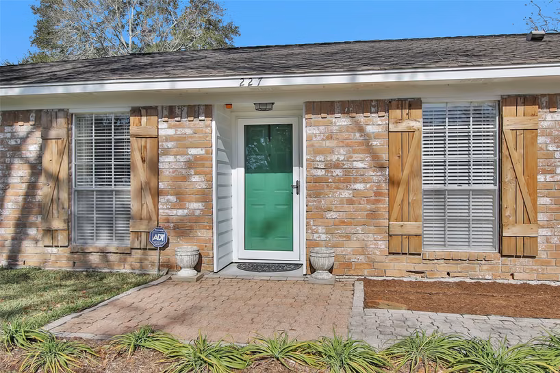 Photo 4 of 227 Crest Hill Drive, Conroe, TX