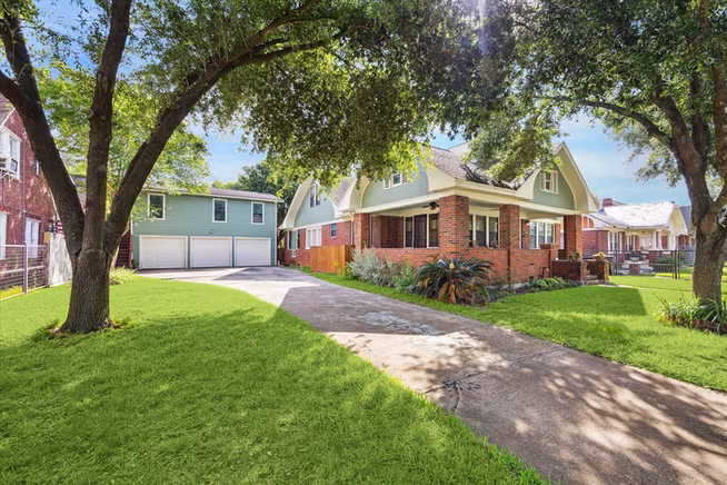 Photo 3 of 2302 Wentworth Street, Houston, TX