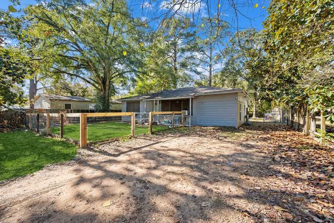 Photo 2 of 412 Dunnam Avenue, Cleveland, TX