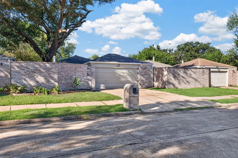 Photo 2 of 16122 Glen Mar Drive, Houston, TX