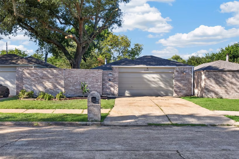 Photo 3 of 16122 Glen Mar Drive, Houston, TX