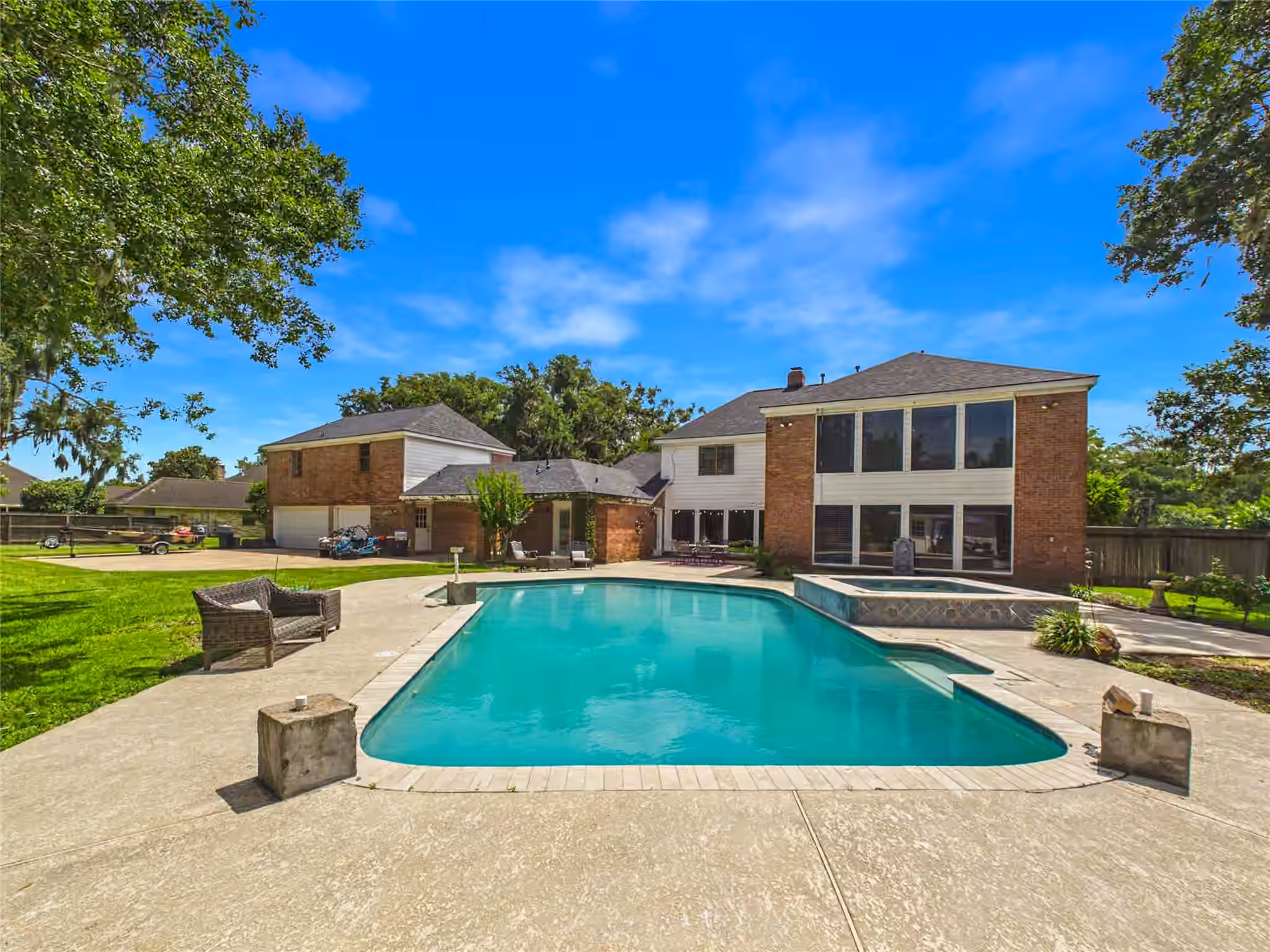 Photo 3 of 111 Cherrywood Dr, Lake Jackson, TX