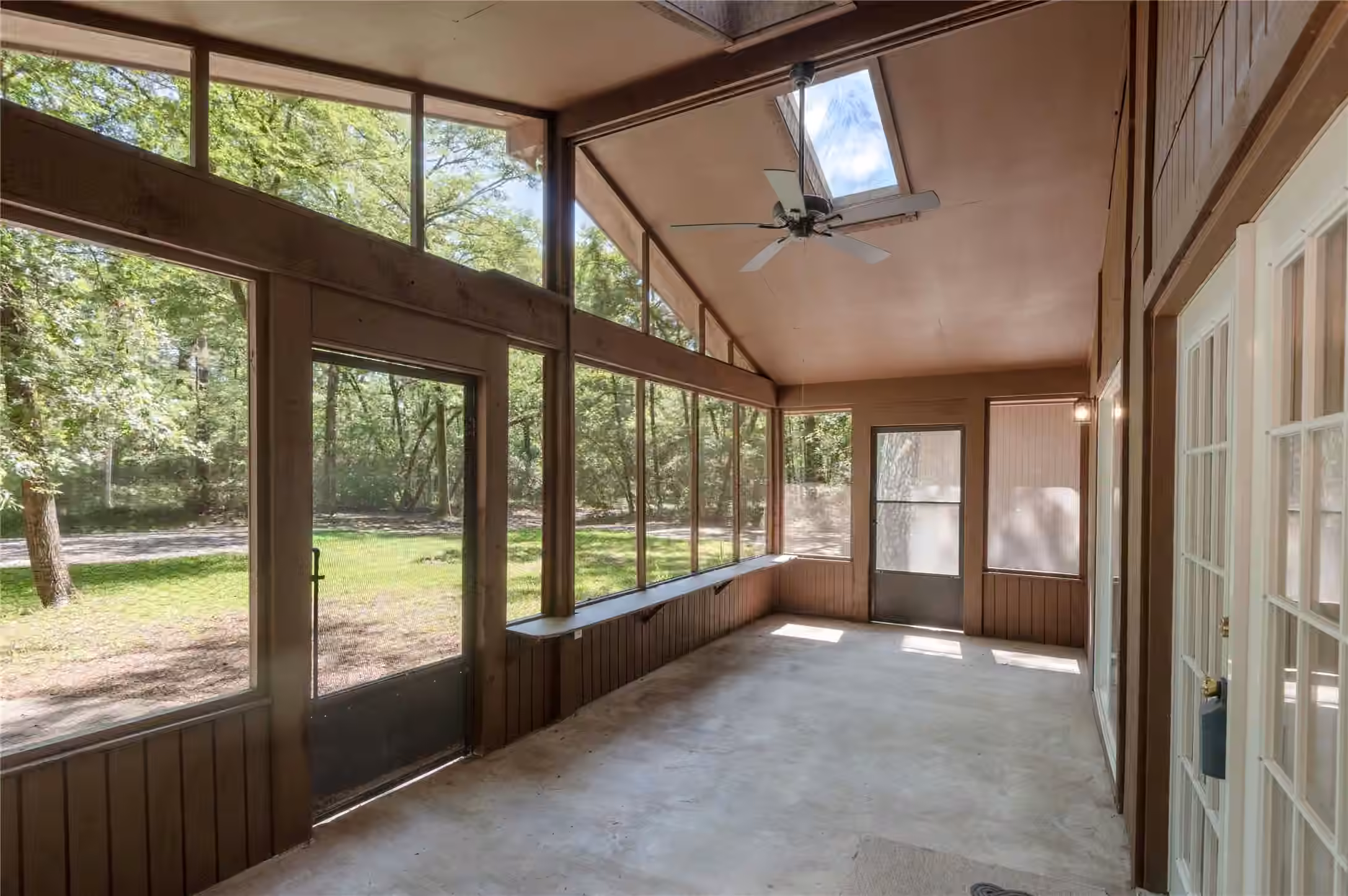 Photo 5 of 28633 Shawnee Court, Huntsville, TX
