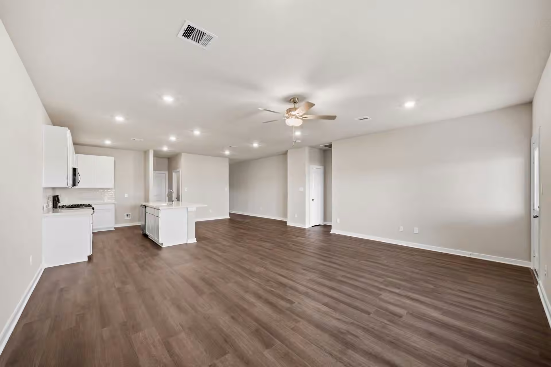 Photo 5 of 19058 Cetara Villa Drive, Hockley, TX