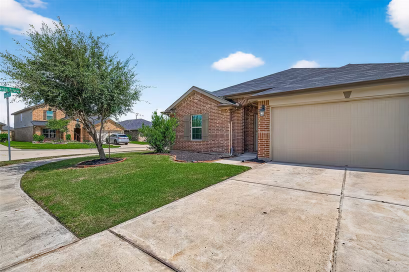 Photo 2 of 2907 Vales Point Drive, Fresno, TX