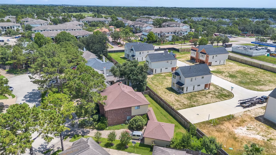 Photo 5 of 1702 Lake Geneva Court, Houston, TX