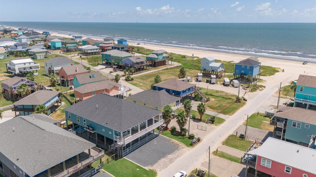 Photo 2 of 866 Kahla Drive, Crystal Beach, TX
