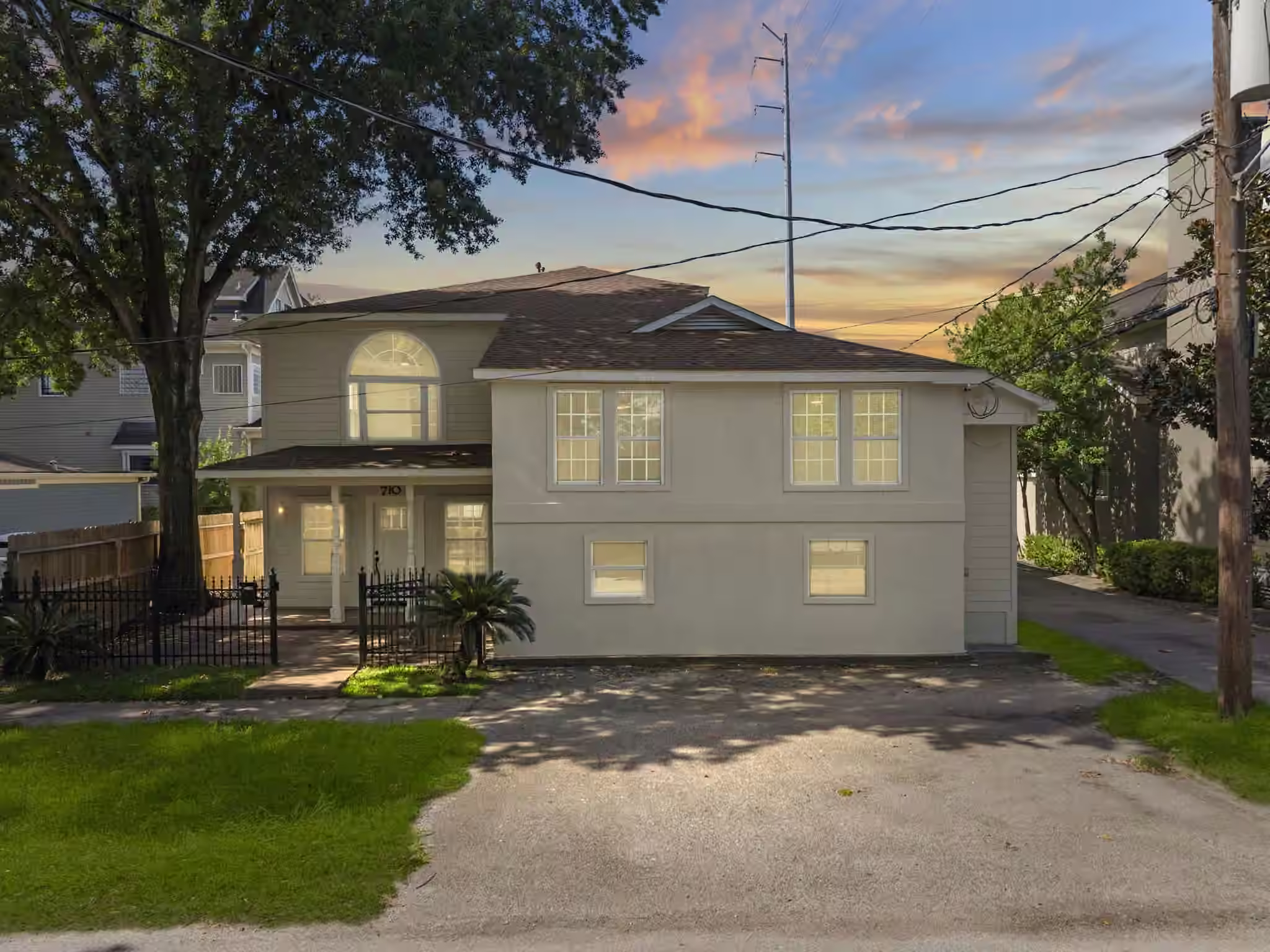 Photo 2 of 710 W 10th Street, Houston, TX