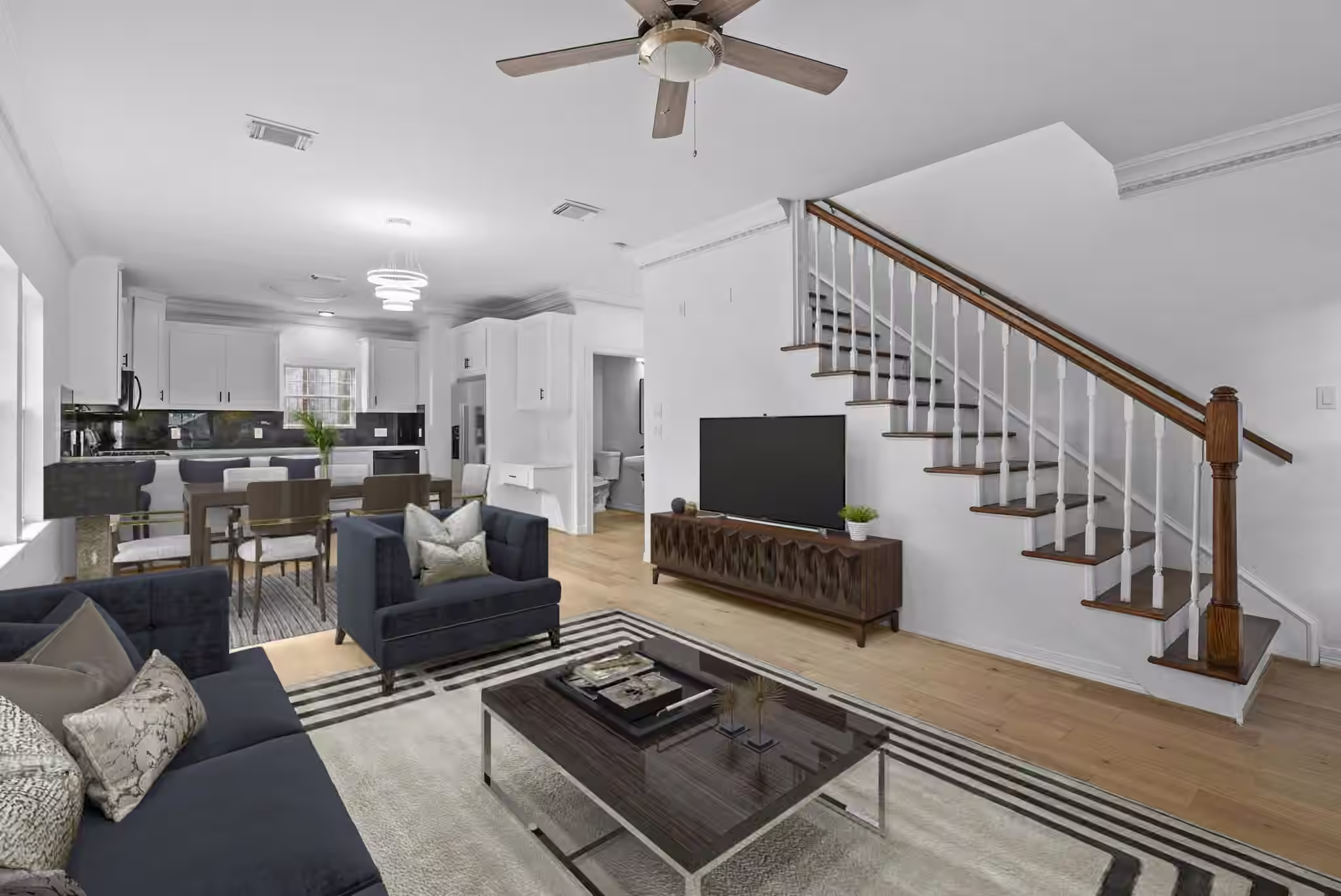 Photo 3 of 710 W 10th Street, Houston, TX