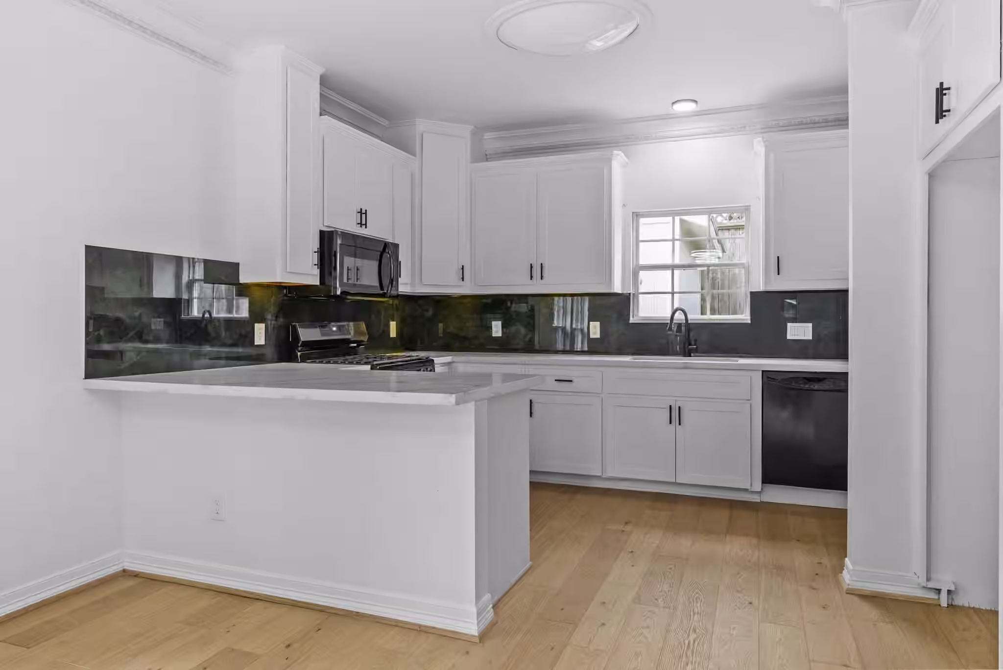 Photo 5 of 710 W 10th Street, Houston, TX