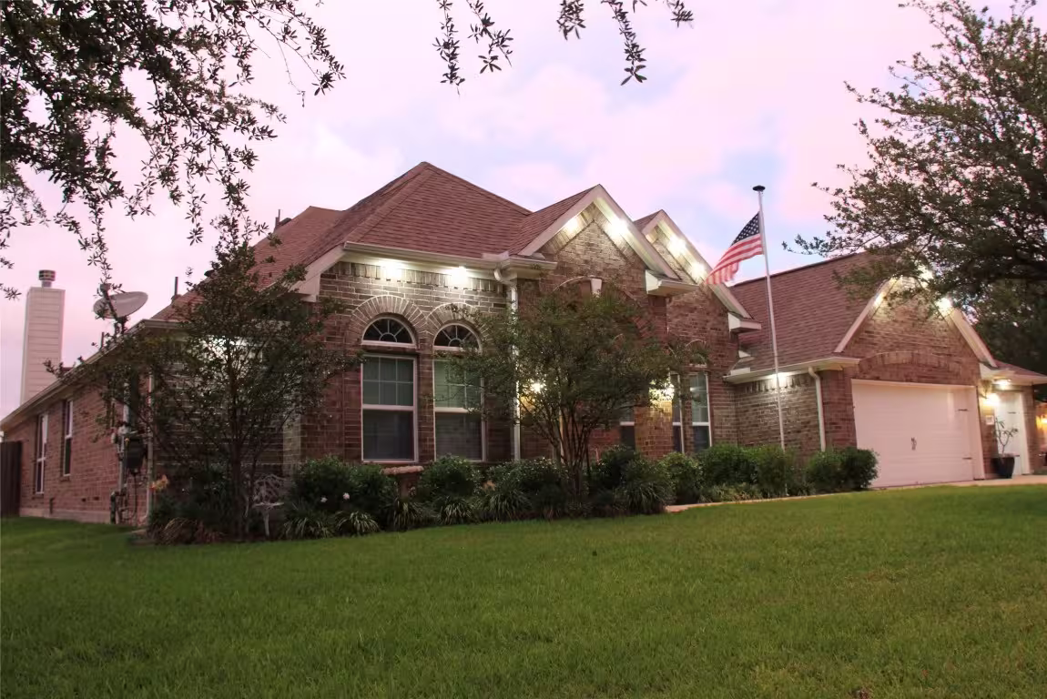 Photo 2 of 11219 Kings Point Boulevard Boulevard, Mont Belvieu, TX