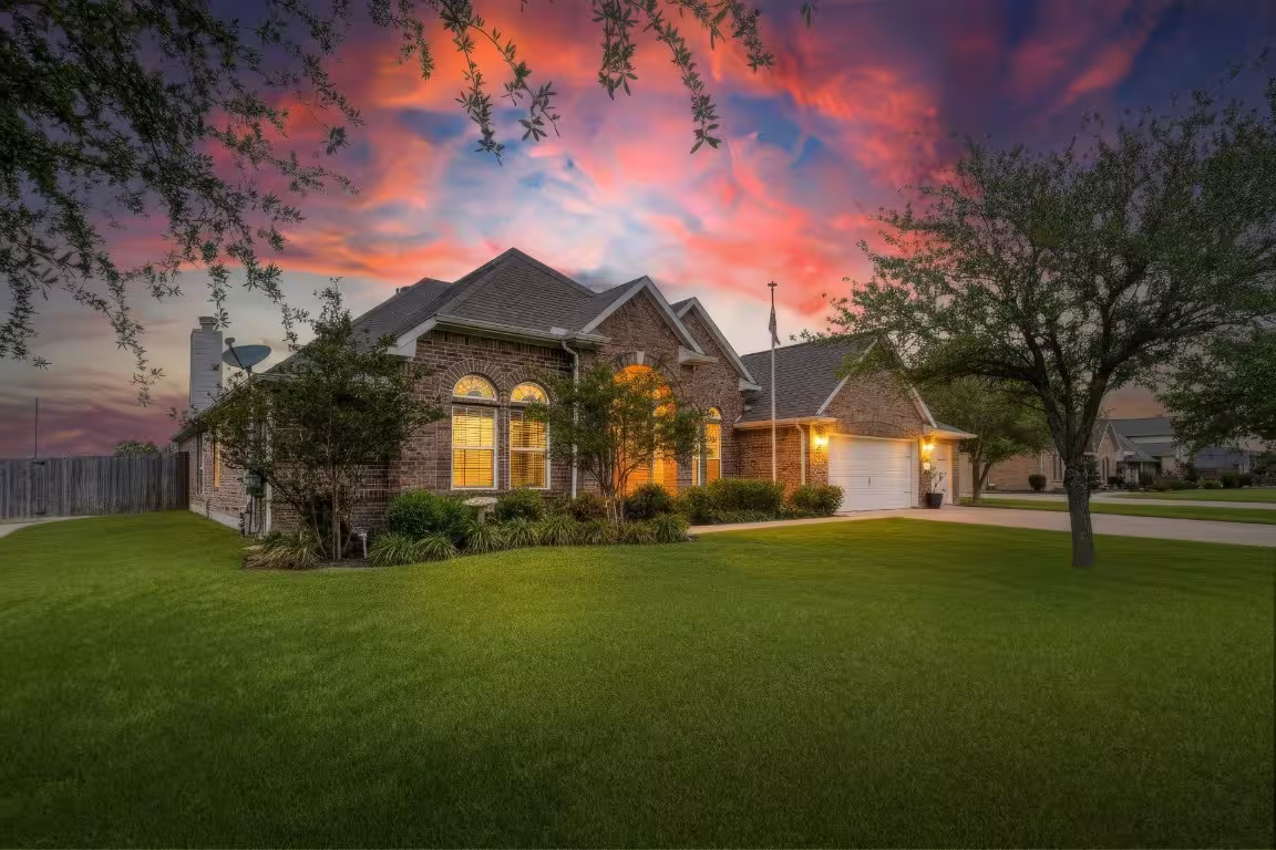 Photo 3 of 11219 Kings Point Boulevard Boulevard, Mont Belvieu, TX