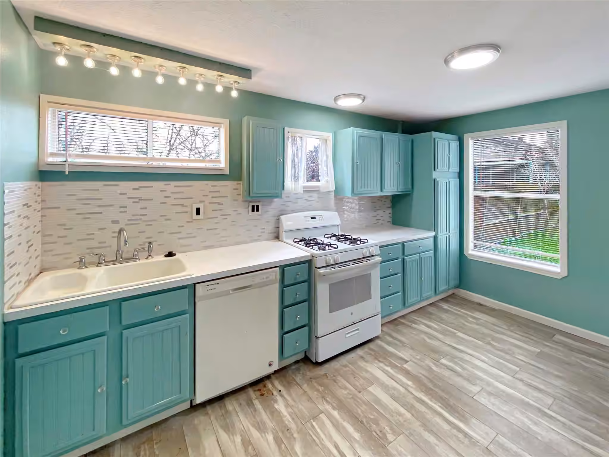 Photo 6 of 4815 8th Street, Bacliff, TX