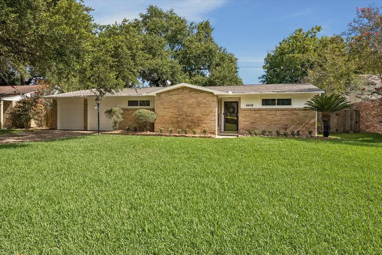 Photo 3 of 9618 Highmeadow Drive, Houston, TX