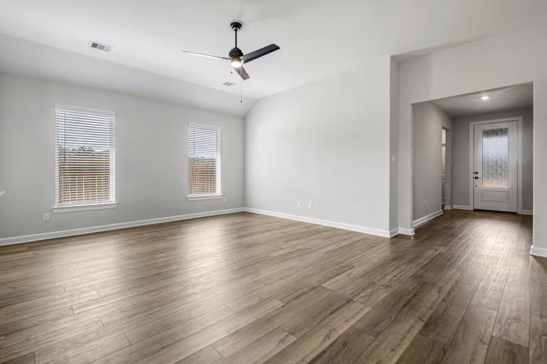 Photo 3 of 15634 Honey Cove Drive, Conroe, TX