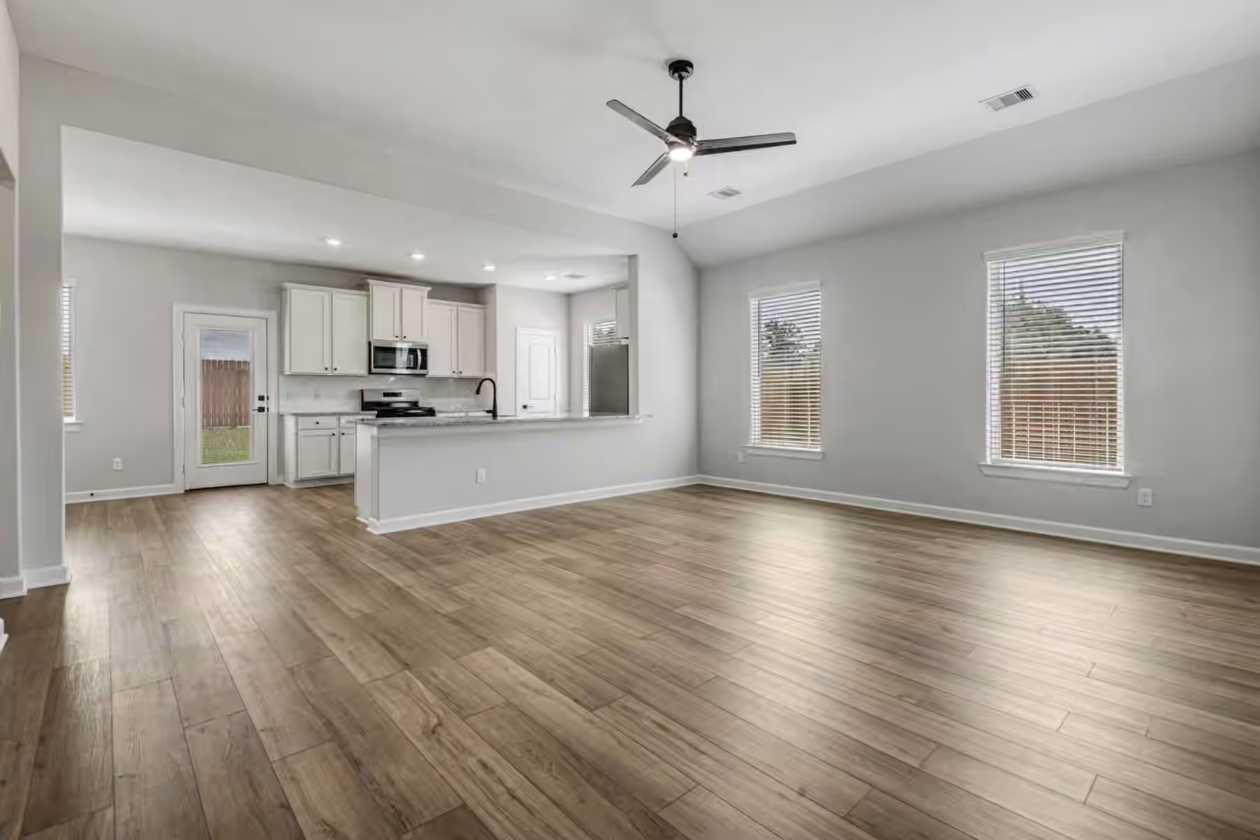 Photo 4 of 15634 Honey Cove Drive, Conroe, TX