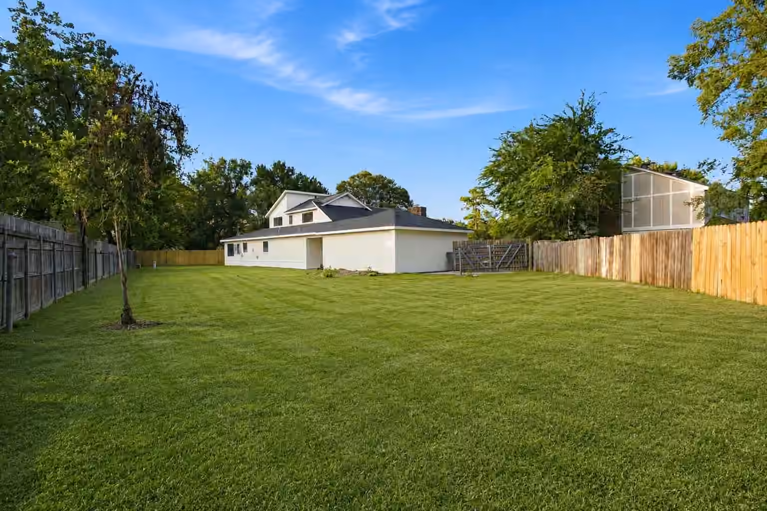 Photo 3 of 9915 Baronshire Round, Houston, TX